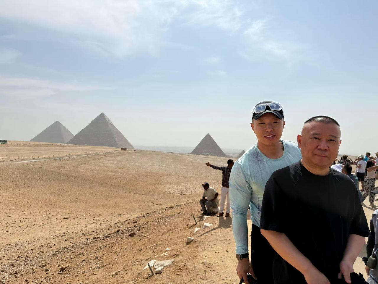 烧饼：师父，您瞅瞅这金字塔，四千多年了！咱德云社要是没您撑着，估计早散架了，这分