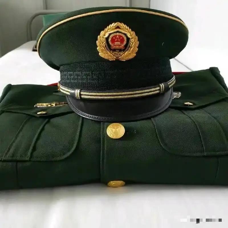 “退役”和“退伍”虽只差一字，却天差地别。退伍的义务兵，两年期满，部队叠好被子，