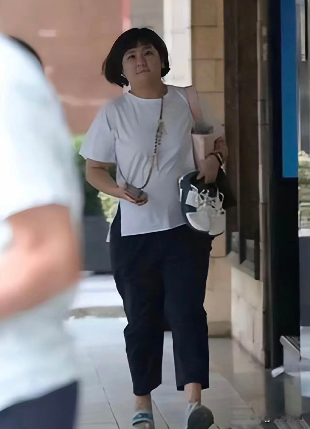 Selina任家萱一家三口外出路透！一身简单的白T恤搭配深色休闲长裤，清爽舒