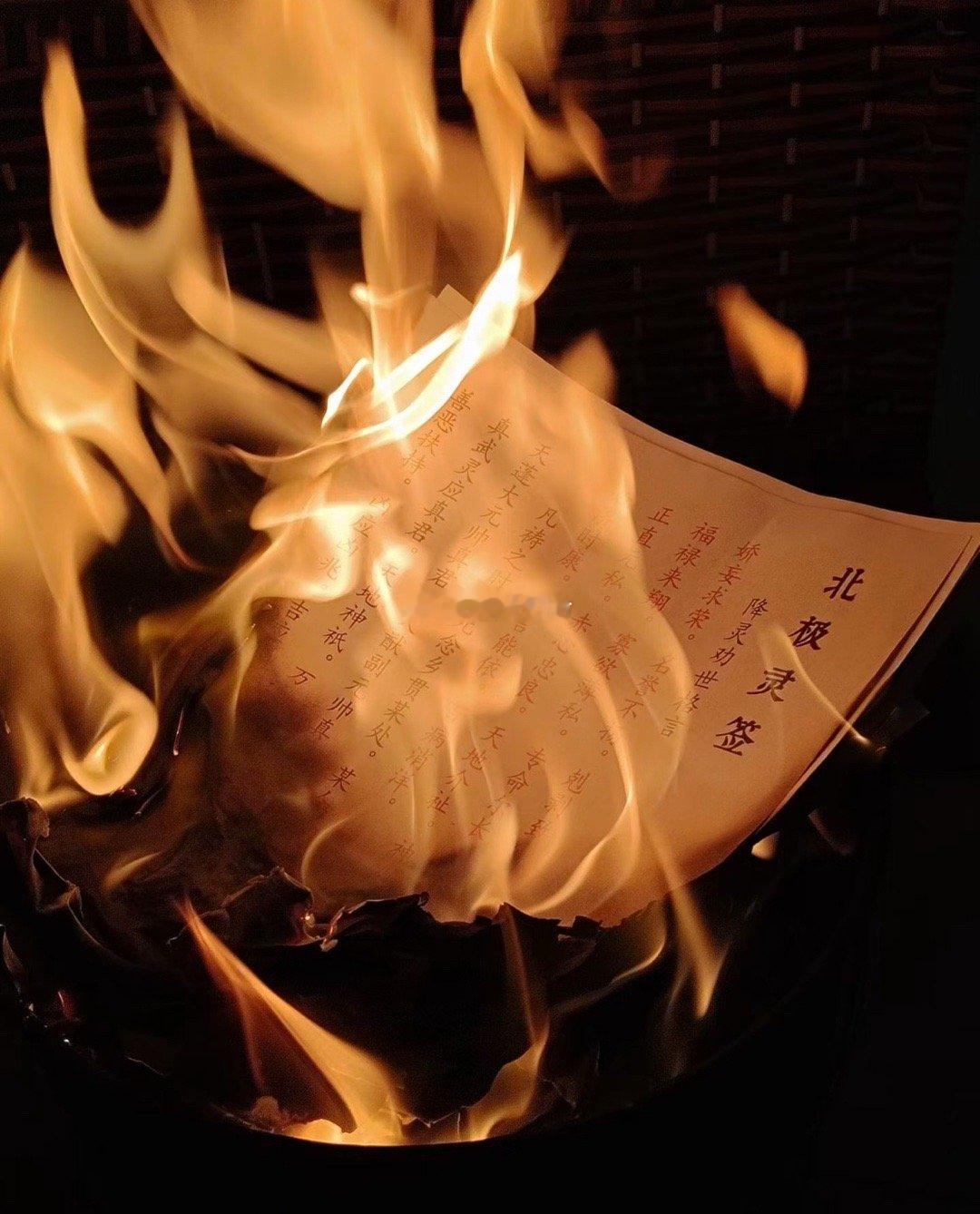 今晚有位缘主私信玄德师叔，说她结婚十二年，最近发现丈夫出轨，心像被掏空了一样。她