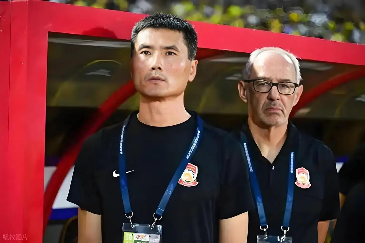 45岁邵佳一执掌国足！成最年轻本土主帅，他能成为中国版“森保一”吗？