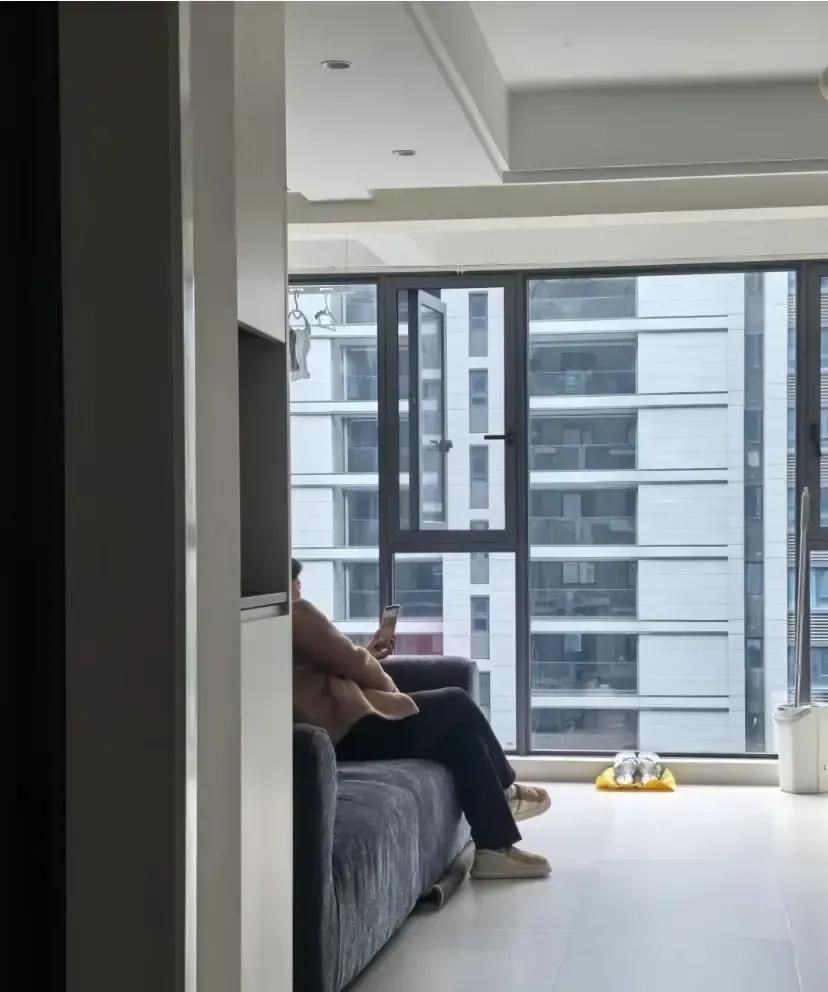 一姑娘被婆婆天天突袭搞到崩溃，干脆把自己老爸接来住。第二天傍晚婆婆照常推门，迎