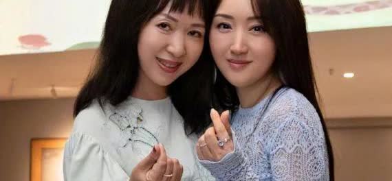 杨钰莹背后站着的这个女人，才是真狠角色！在南昌单亲家庭长大的杨钰莹，身边永远