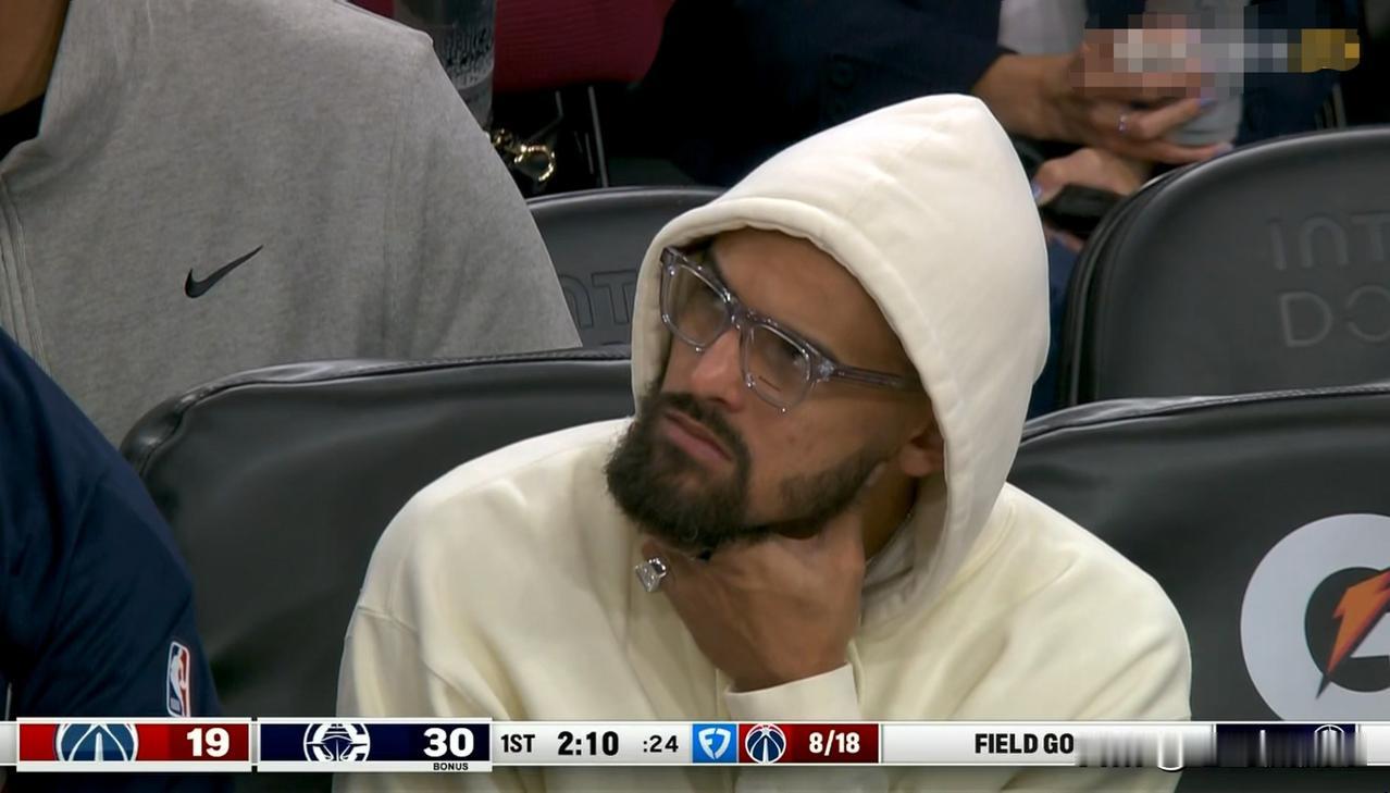 奇才超级新援特雷-杨真是太失落了！在今天奇才客场挑战快船的比赛中，当时比赛进行到