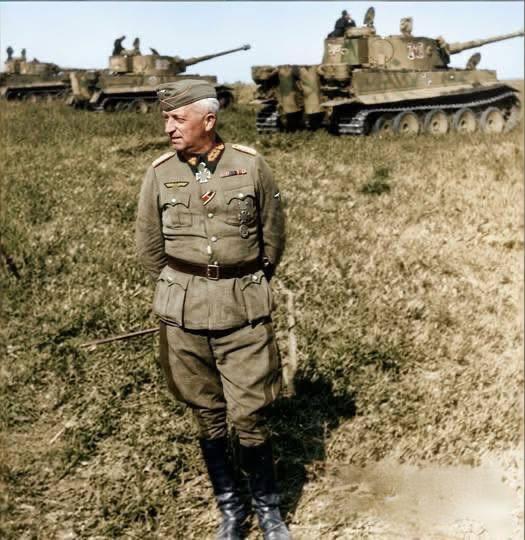 大家认得出照片中是哪位二战德军将领不？其身后排列的是坦克还是反坦克炮呢？大神们能