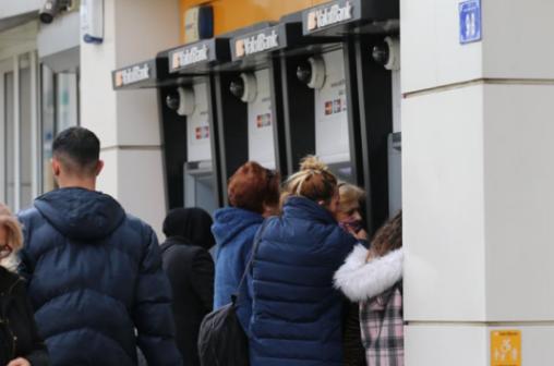 炸了！最近全球各个国家的央行，像是约好了一样，全都在疯狂甩卖美国国债，下手那叫一