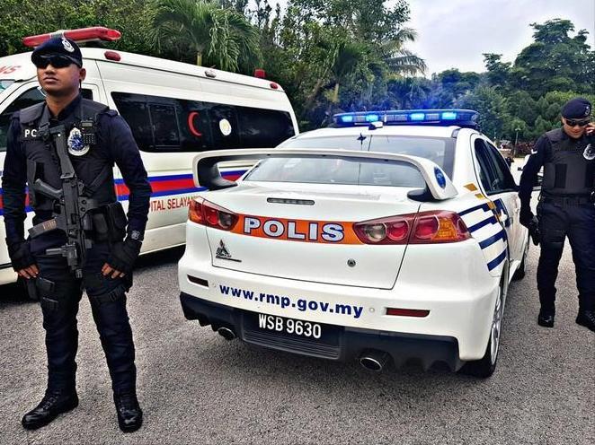 马来西亚最近有出警情有点“魔幻”。七名穿着制服、开着警车的当地警察，深夜闯进中国