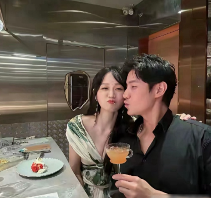 陈乔恩全家聚餐，女婿给岳父母拍照