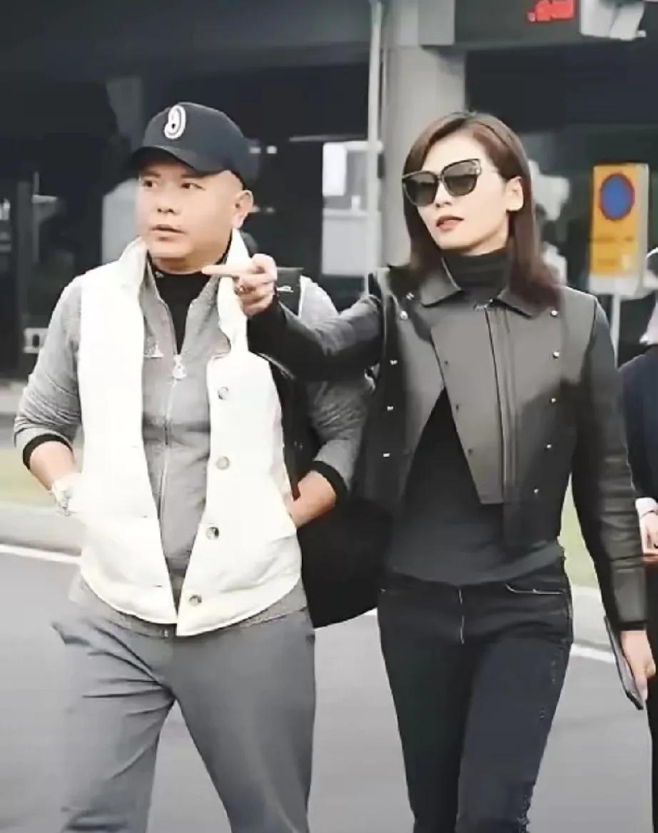 家人们谁懂啊！刷到刘涛夫妇机场图，我直接被甜到尖叫！刘涛全程星星眼黏着老公，那爱