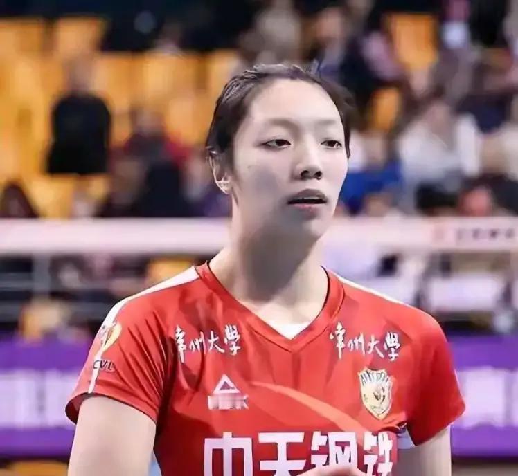 别被唐欣“强攻超龚翔宇”的数据骗了。面对河南队场均拦网仅1.8分的防线，她扣出5