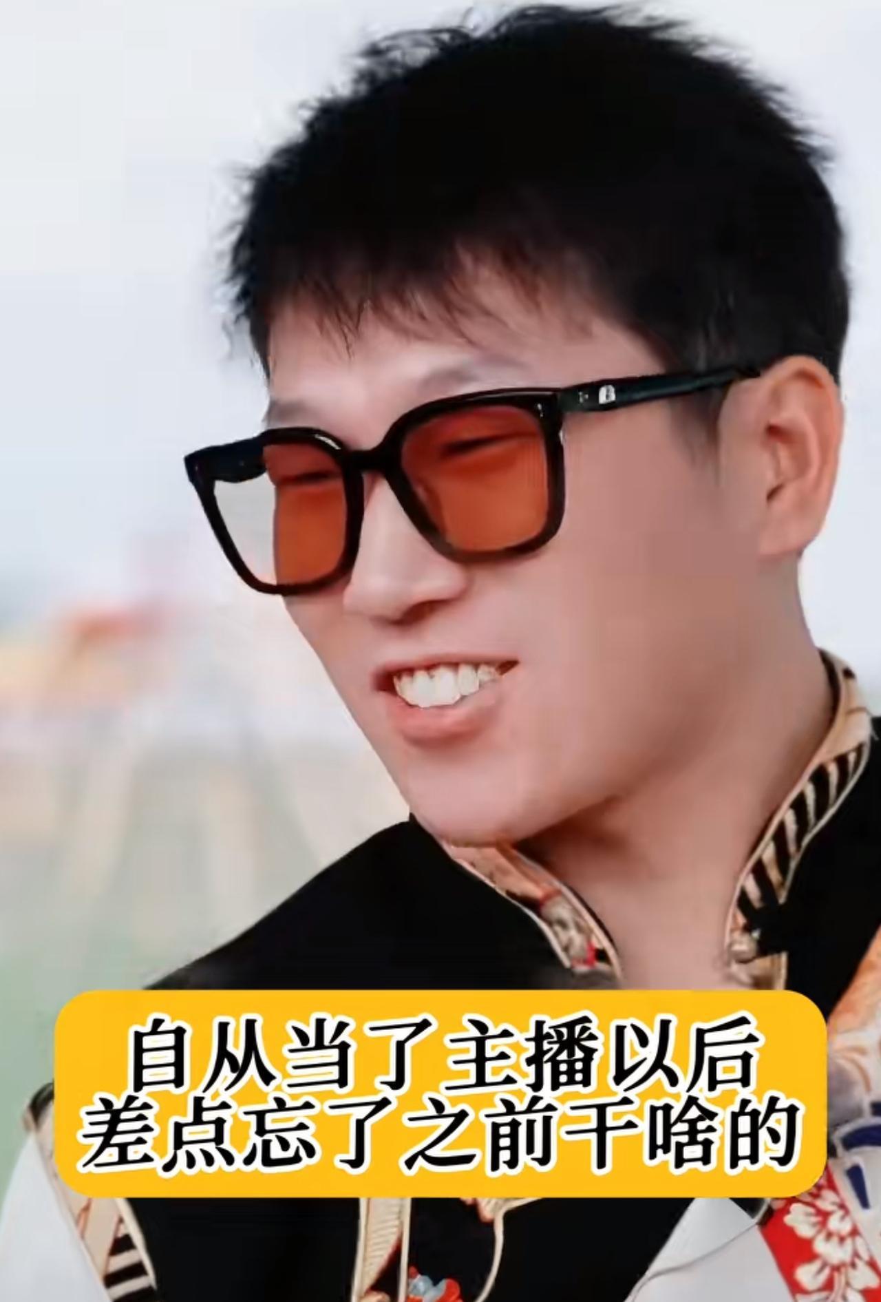 东方甄选主播们在当主播前他们是做什么工作的？明明：物理老师，新