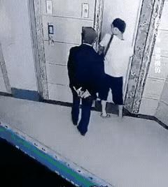 事发2018年贵州岑巩一个小区。涉事男子是小区物业电工，手里持有电梯专用三角钥匙