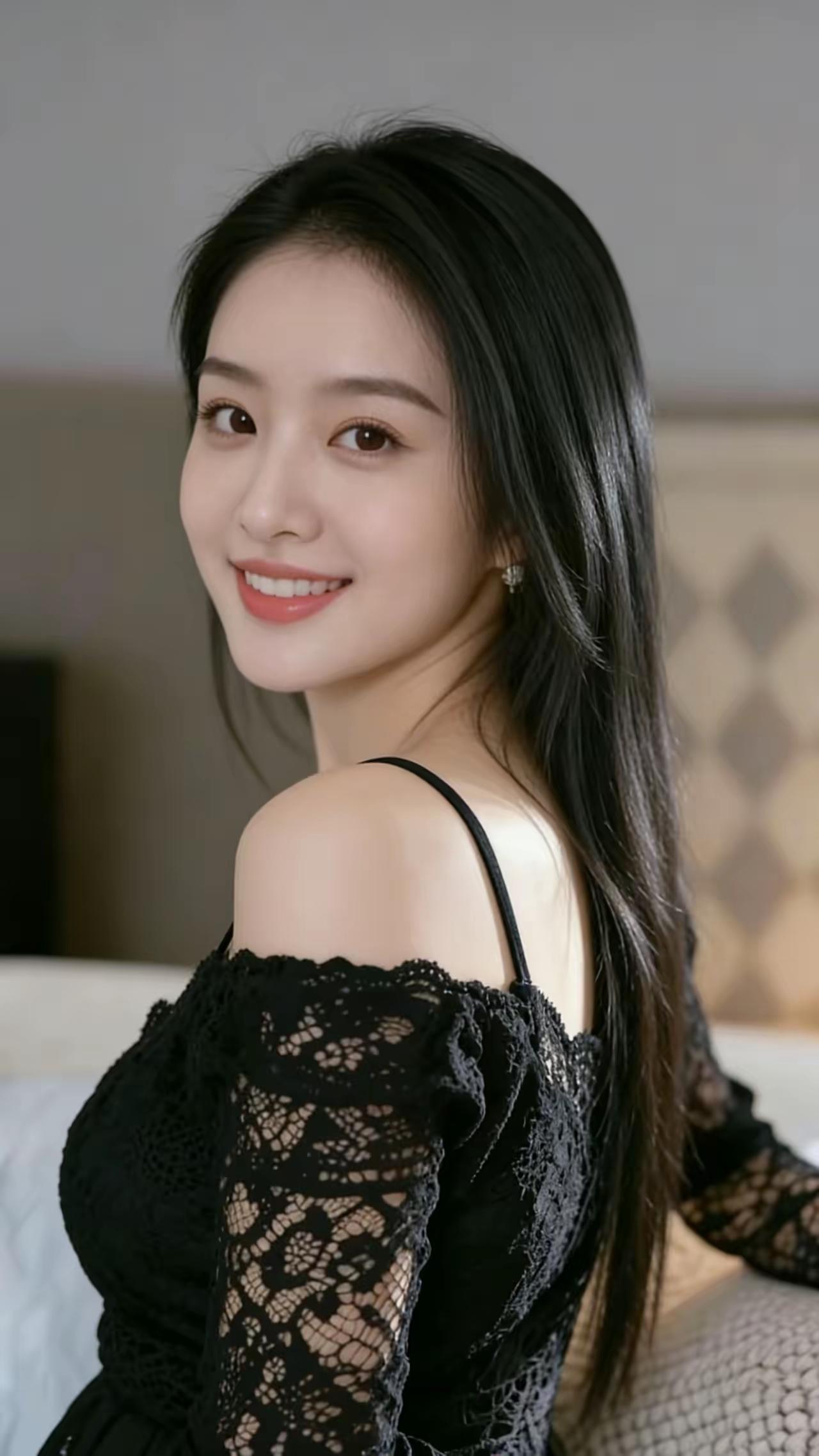 优雅黑裙，甜美笑容，气质满满！