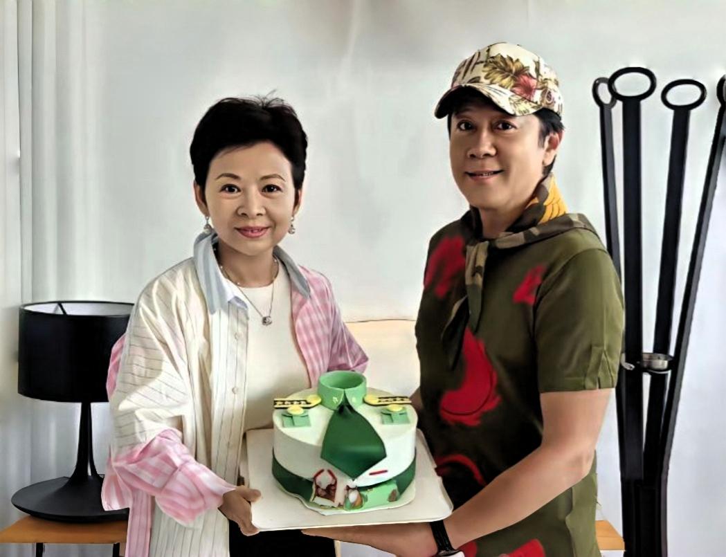真的少见！好久没见到这两位老歌唱家同框出镜了。这次蔡国庆过57岁生日，董文