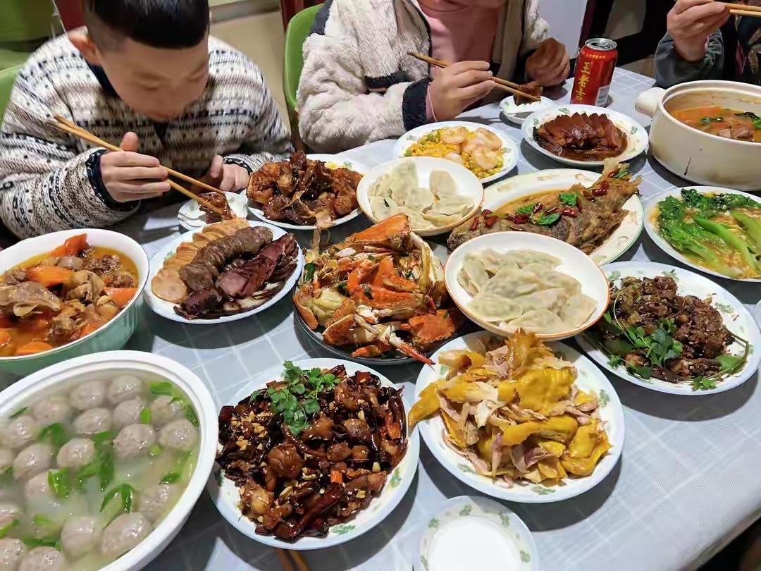 婆媳相处这方面，我最佩服的就是我那憨憨的女儿。自从外孙出生，亲家母跟女儿同住七年