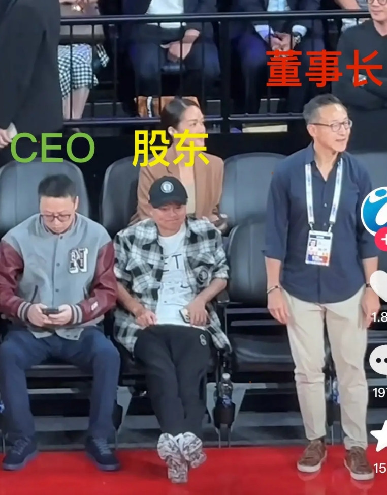 马云，蔡崇信，吴泳铭，阿里三巨头现身NBA中国赛，这一幕太难得了，看三个人的状态