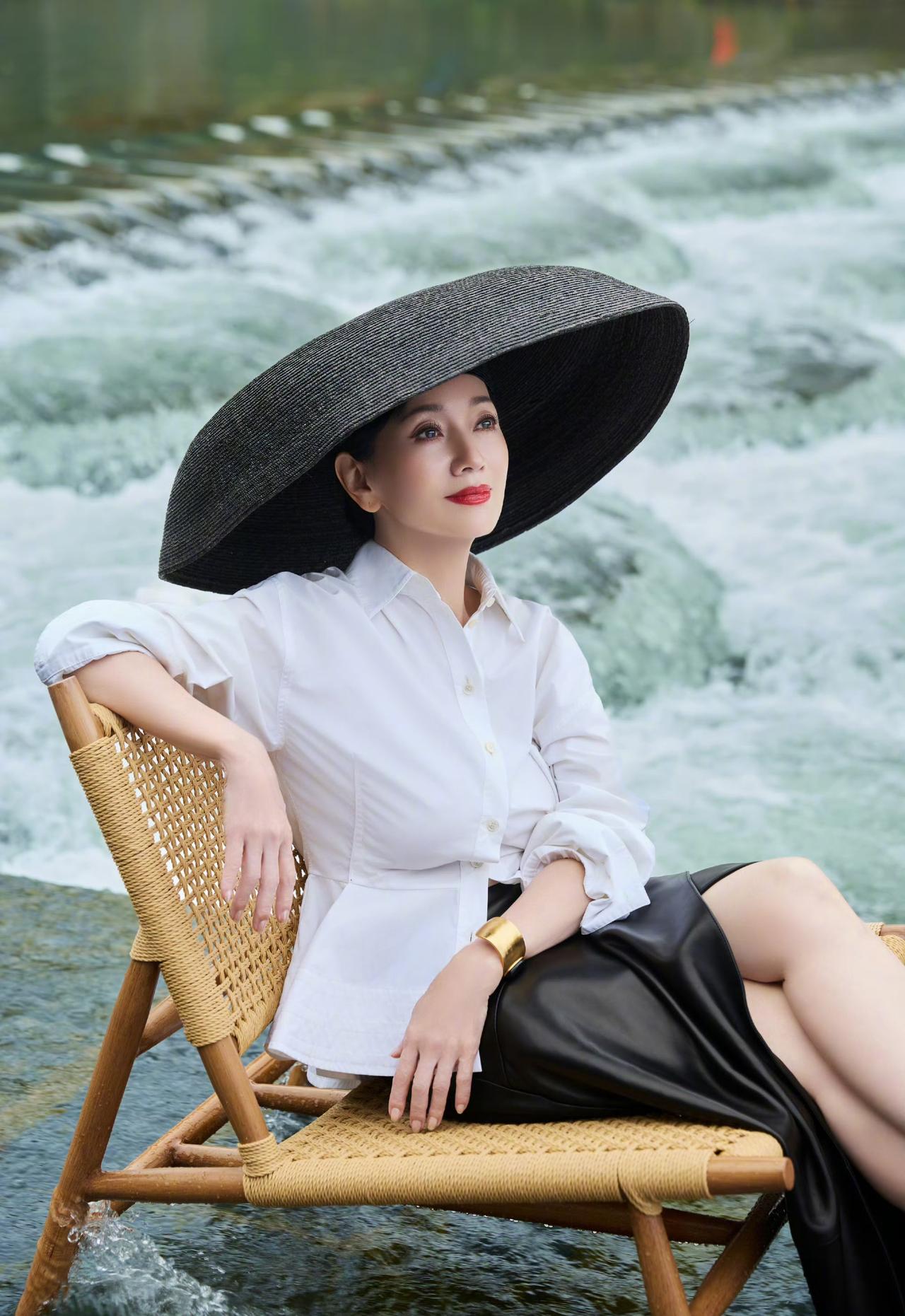 时光不语，风雅自成……不得不说，赵雅芝于7月27日晒出来的白衬衫穿搭，真的是太