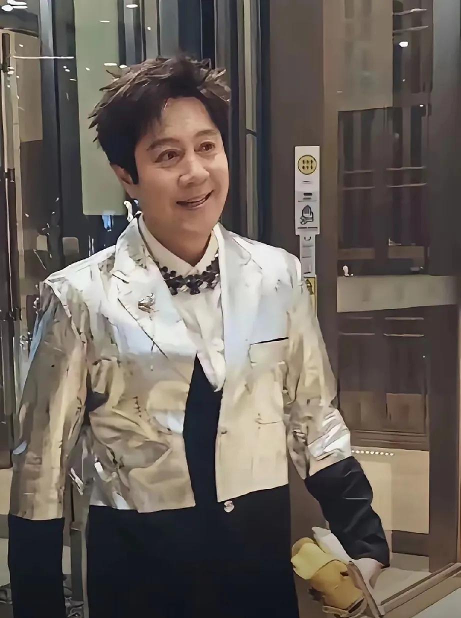 56岁蔡国庆，在镜头前咬唇撩发，瞬间引爆话题！曾被春晚导演定型只能