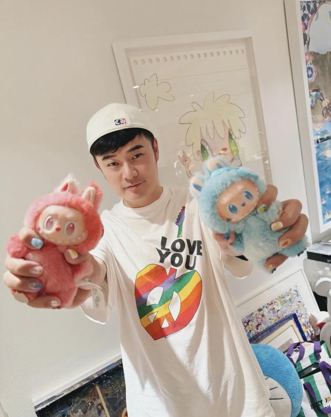 陈赫晒Labubu，大家关注的却是他新做的美甲，男人做美甲真的很难接受吗？以前