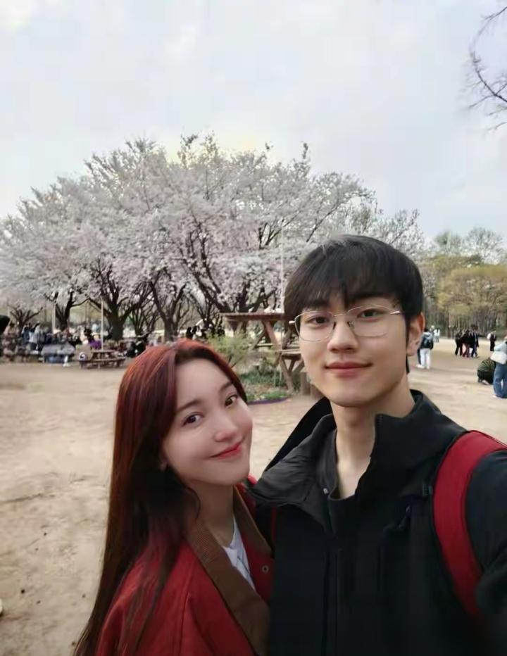 婚前财产公证，冻存7枚胚囊，你管43岁的金莎叫恋爱脑？台上说话结巴，综艺里一