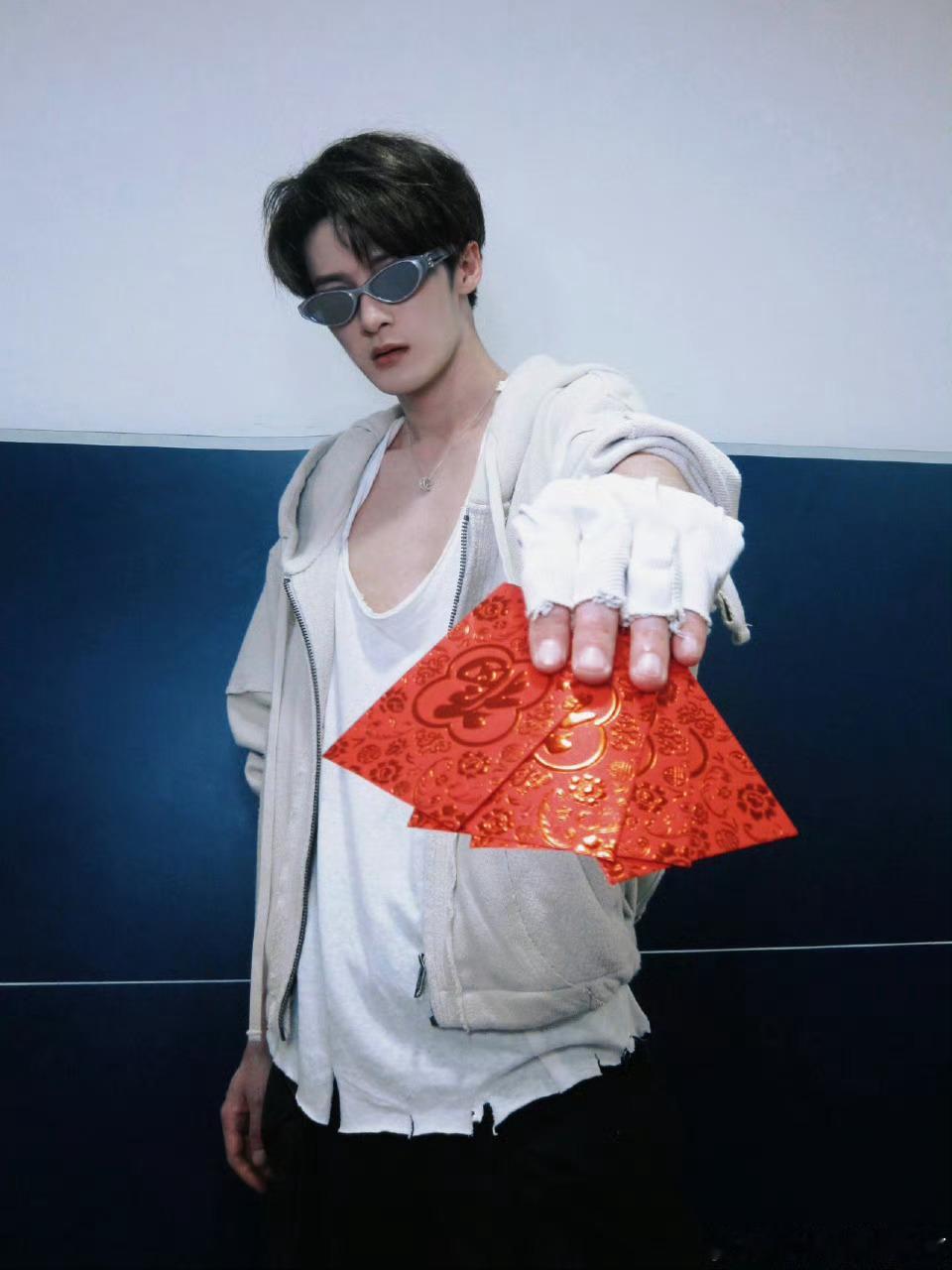 檀健次好6团比心对齐颗粒度好六团式默契！比心合N次才成功，花絮比正片还爆笑，这