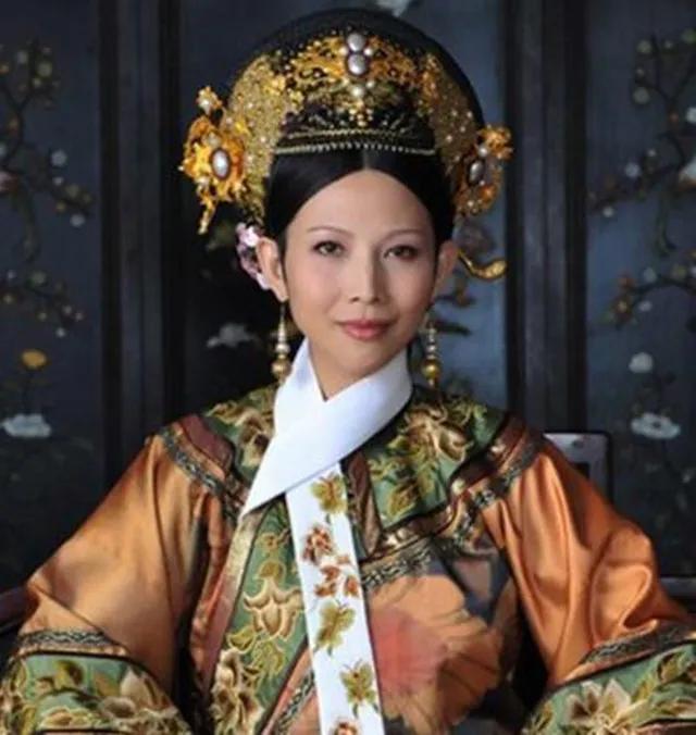 当年，蔡少芬签了《甄嬛传》的合同后，才发现自己怀孕了，她有些犹豫，毕竟第一胎没保