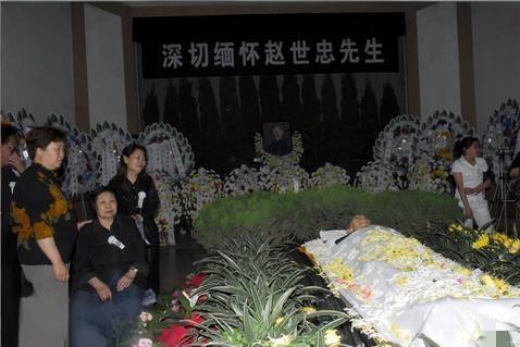 2007年，相声演员赵世忠葬礼，一张罕见的留影，地点在北京八宝山殡仪馆，是相声名