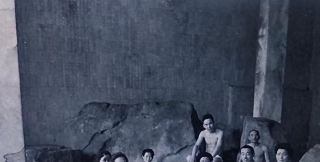 1900年，日本澡堂男女混浴，丝毫不觉得尴尬。这事放现在，说出去都没人信。大姑娘