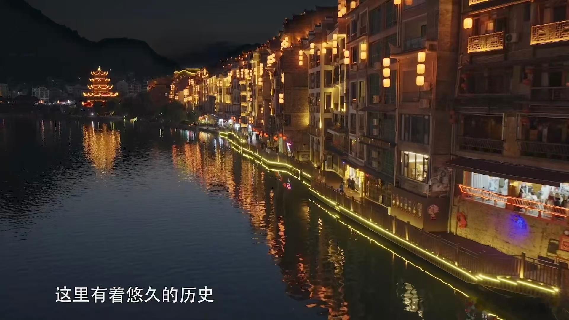 2200年的贵州古镇为何汇聚天下味道寻找最美目的地秘境贵州炭火烤鱼滋滋作响，山