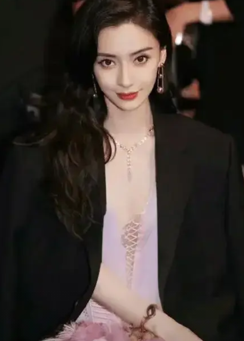 顶流明星杨颖突然冲上热搜啦！杨颖低调扫货上热搜，离婚三年活出自己的节奏3