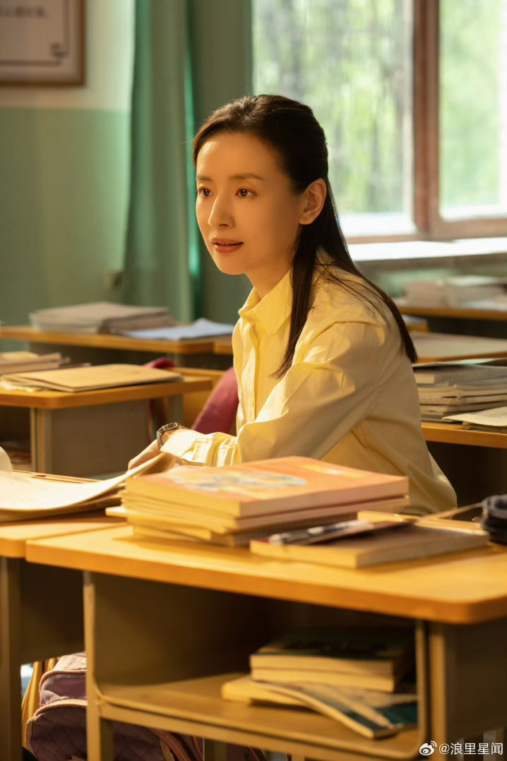 董洁演出了鼓励型老师的含金量董洁闯进白月光老师赛道周芸这种老师，确实是学生心里