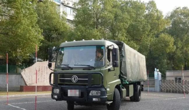 军车为什么几乎都是柴油车，而不用汽油车和新能源车呢？这就是战场生存法则，柴油车就