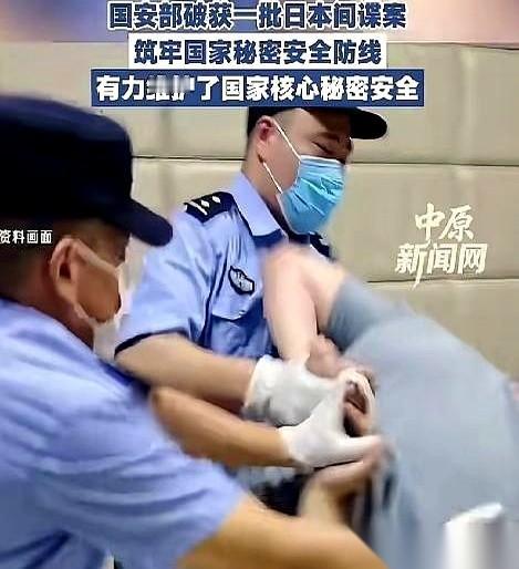 你扫码借来的那个共享充电宝，可能不是在给你充电，是在给你“抽血”。你以为天上掉