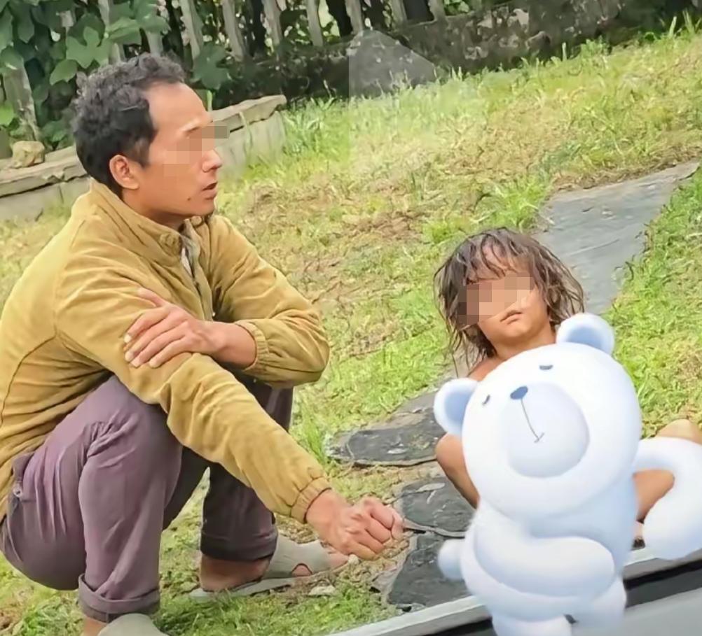 “野人小孩”大家都猜错了，以为是其母亲看上去不太正常，实际上问题出在其父亲身上。