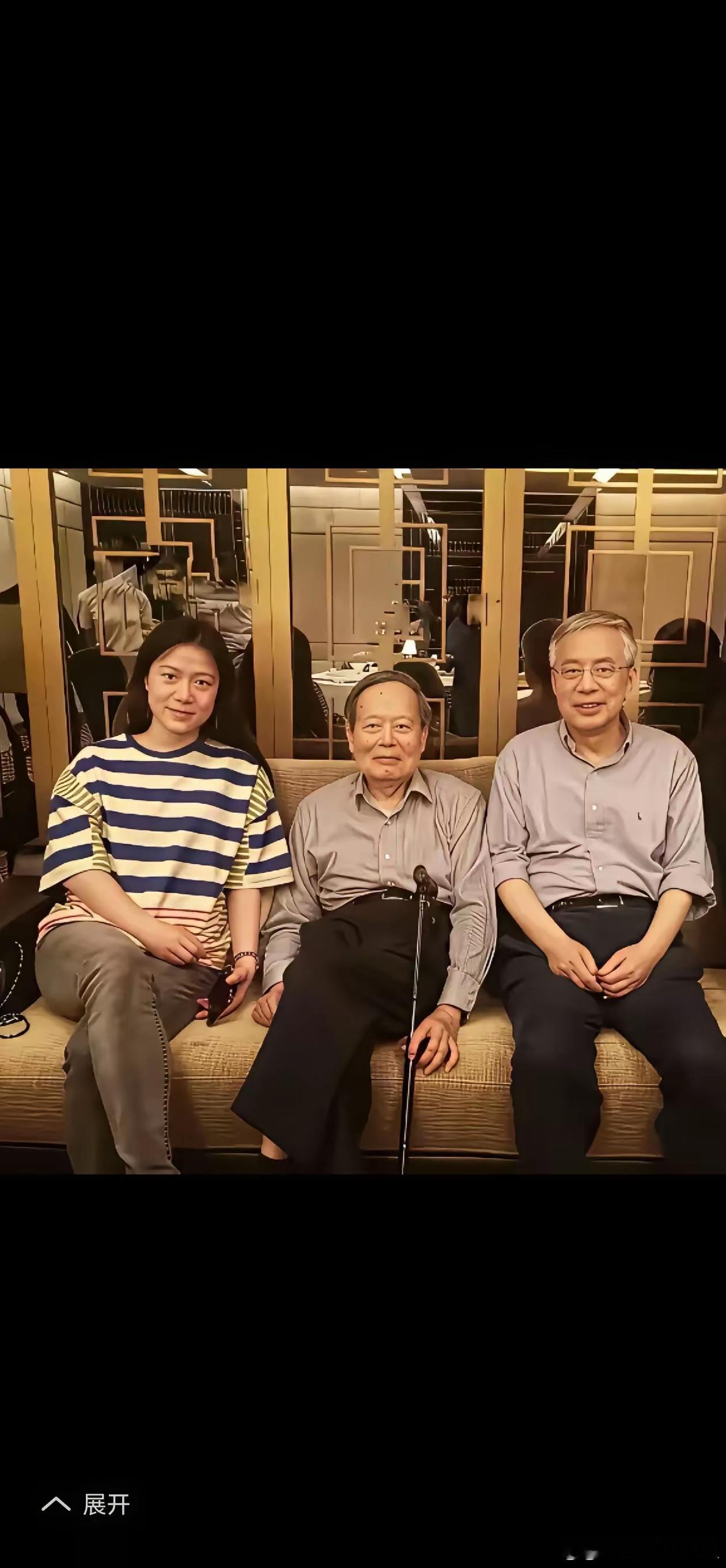 杨振宁夫妇与儿子同框​​​