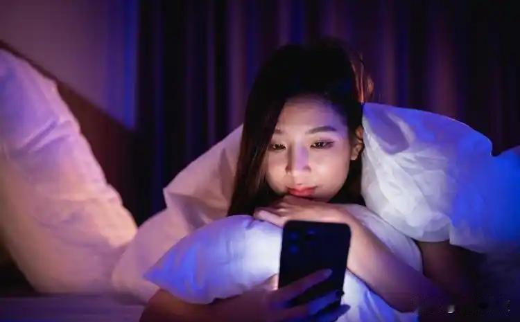 年过59睡得早，血管却在半夜悄悄“拉警报”，你真以为躺下就安全了？我妈去年61