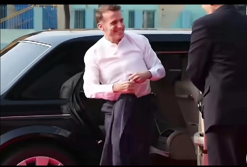 马克龙发文感谢中国人民的热情款待的原因，在四川大学的情景可见一斑，这是他在美国，