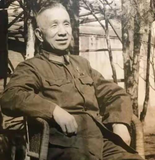 1955年那个授衔名单送到了台湾，蒋介石翻来覆去看了好几遍，突然就愣住了，嘴里还