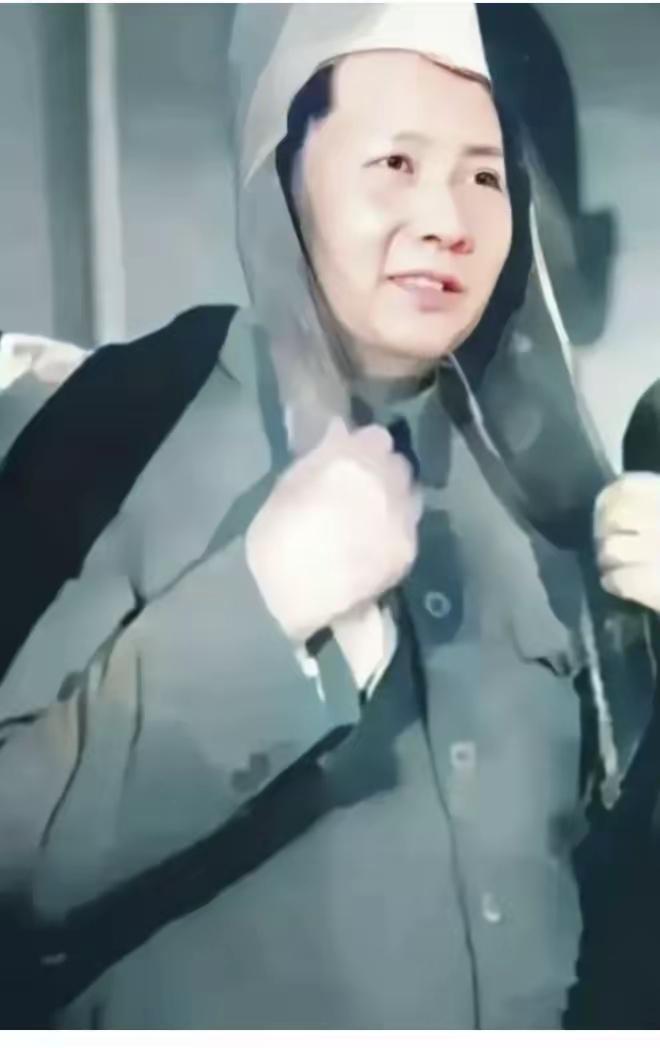 延安条件苦，毛主席一心疼战士。怕大家冻着、饿着、受委屈，不管是衣服、帽子还是草鞋