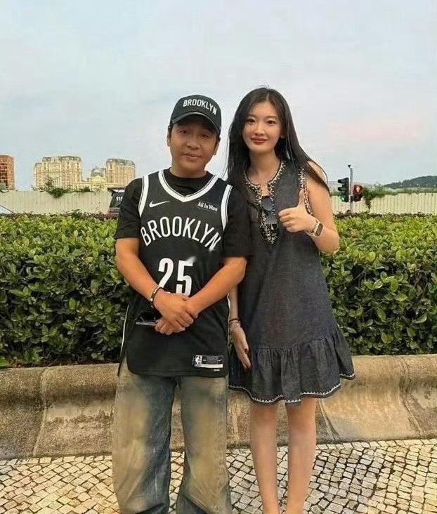 原来现实中的男明星长这样，又黑又矮的，看起来就是路人一个，哪里还有明星的气质呢？