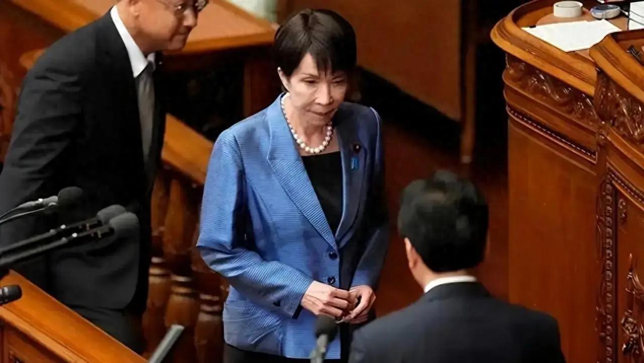 专机“分道扬镳”，日本政坛70年来头一遭，天皇和首相公开撕破了脸。6月1