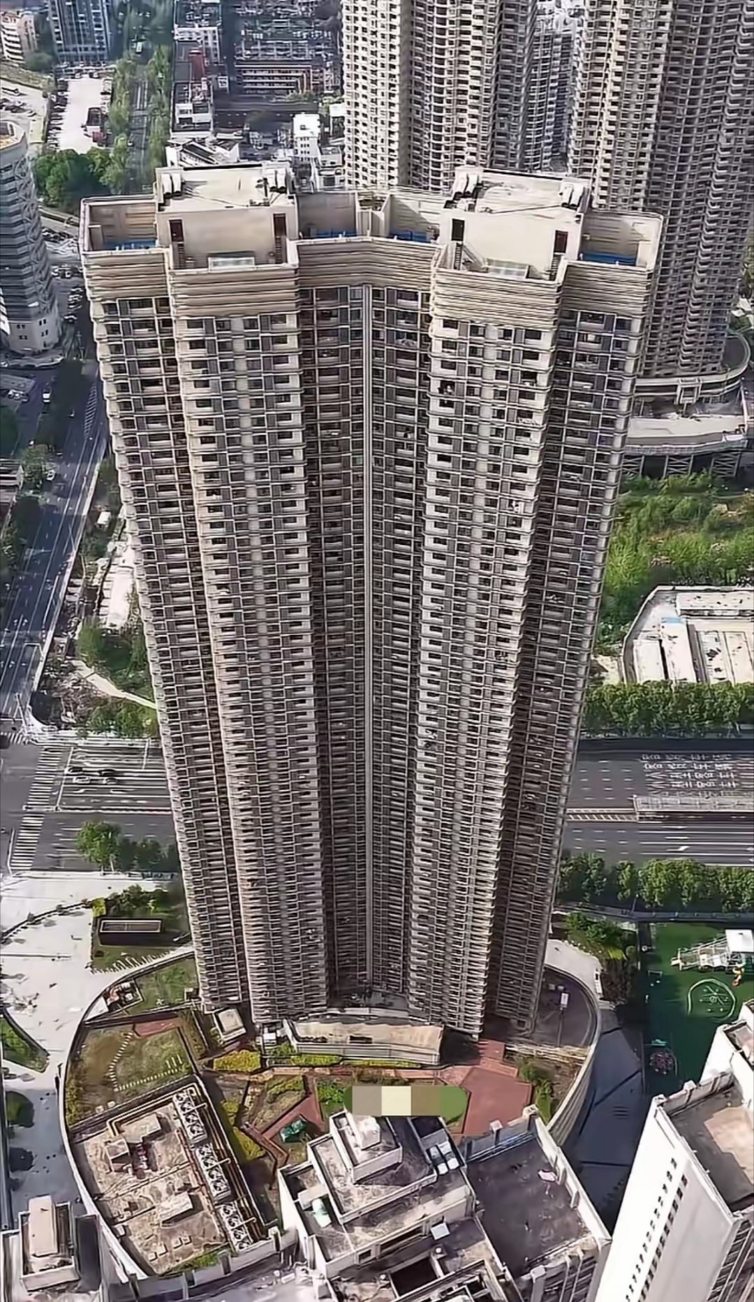 63层的住宅，站在上面都有点吓人！