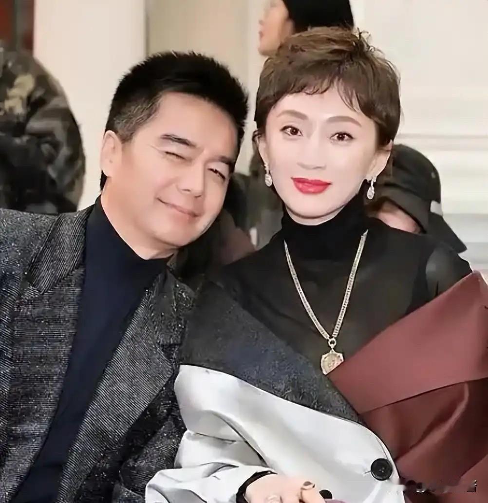 61岁的许亚军给网友网友提了个醒娶妻一定要娶贤，不信你看他4婚的老婆，给所有