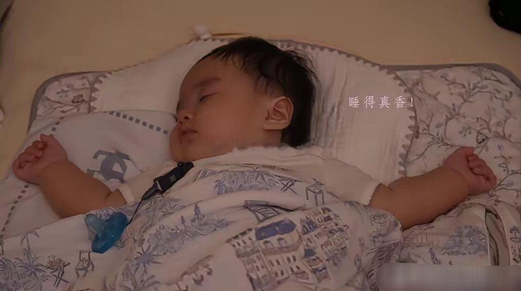 马筱梅晚上不用保姆带孩子睡觉，她在卧室加了一张婴儿床，7个月汪吉辰就躺在妈妈身边