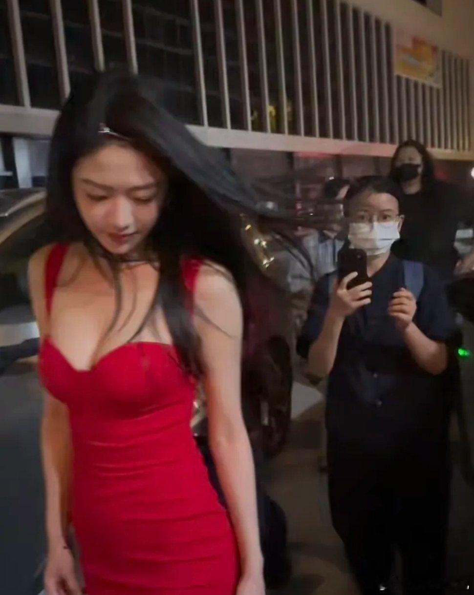 还有人没有见过向涵之的红裙我会伤心的！姐姐真的美跪了向涵之