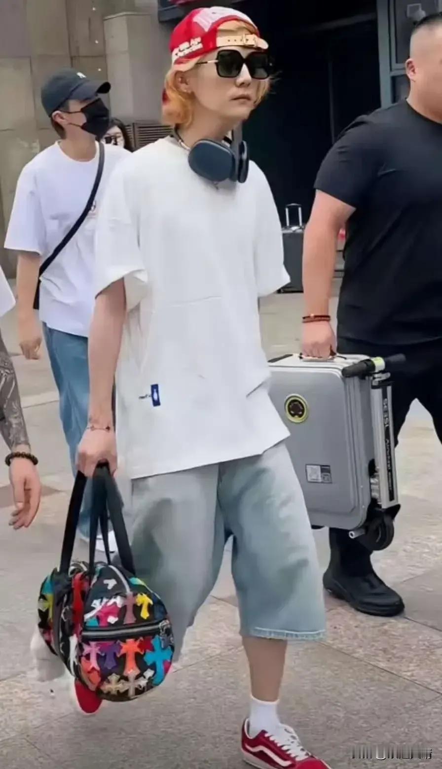 鹿晗演唱会上，台下粉丝疯狂呐喊：“脱掉！脱掉！”鹿晗想了想蹲下身把鞋子脱了给粉丝