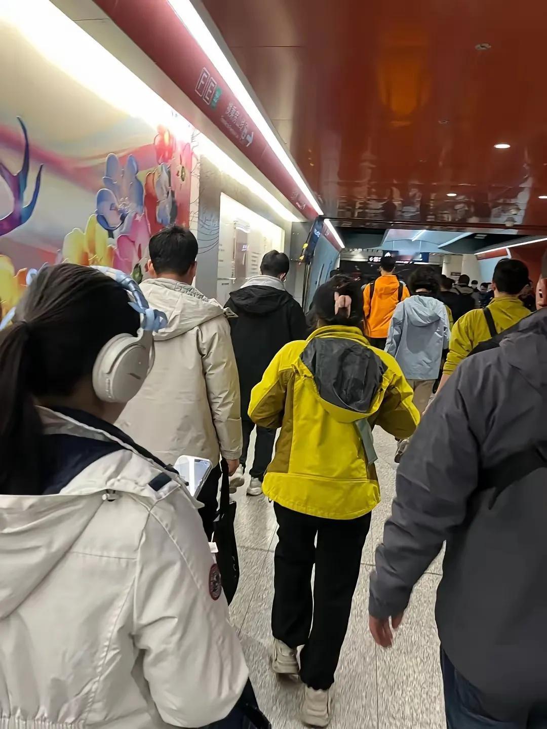 穿羽绒服的我抬头一看，满街都是冲锋衣——这届冬日穿搭的“门派之争”，属实有点意思