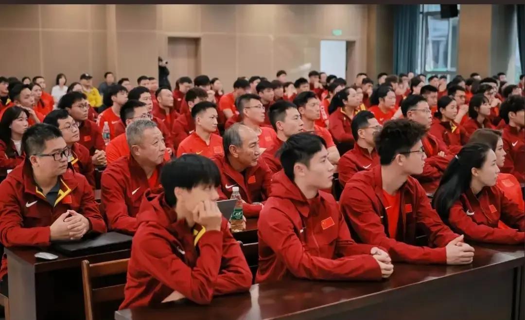 别再只盯着吴艳妮和林雨薇了。全运会女子100米栏冲线那一刻，真正的变局才刚开始。