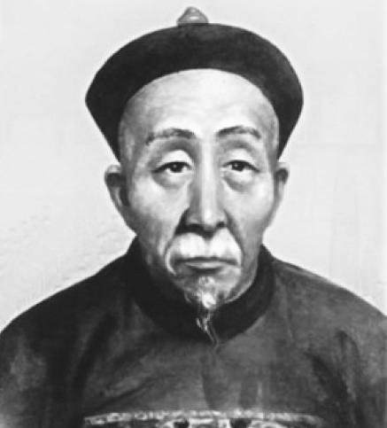 窗外蛤蟆叫。乾隆问刘墉：“殿外何人喧哗？”刘墉心想大家都知道，这是蛤蟆在叫，可明