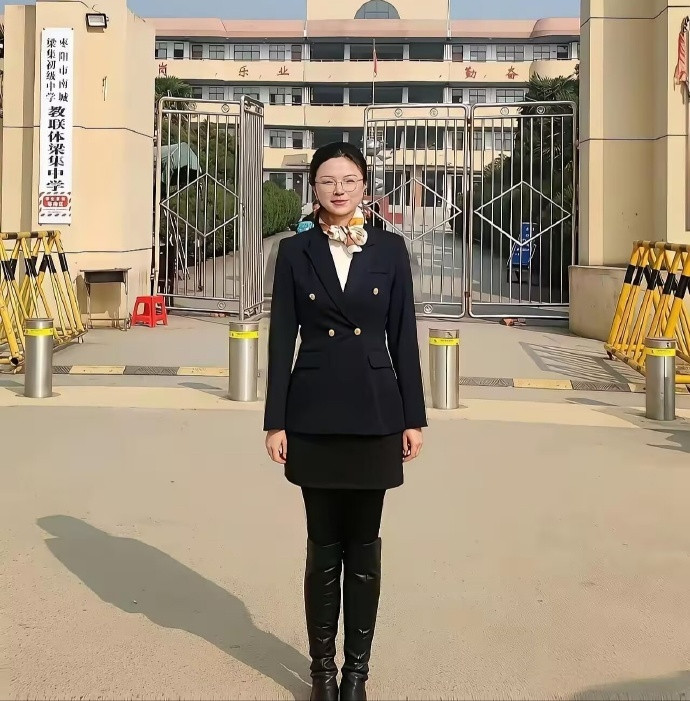 不懂就问，这个女的在体制内属于什么级别领导​​​
